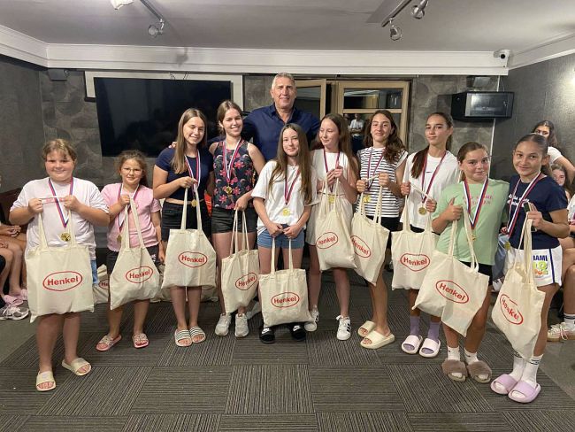 aaaNagradjene sestre na kampu